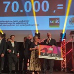 Frans Wientjes ontvangt cheque Oranjebal Ede 2023.jpg