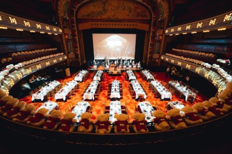 Grote zaal met gedekte tafels + BioBeren foto Sara van Leeuwen