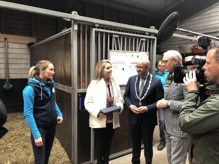 Marcouch en Janzen worden geïnformeerd over de Manege in 't BioBos.