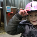 Meisje-met-roze-cap-manege