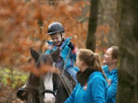 Nora op paard