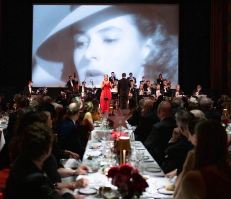 Fay Claassen zingt 'as times go by' met Ingrid Bergman op grote doek uit film Casa Blanca foto Klaas