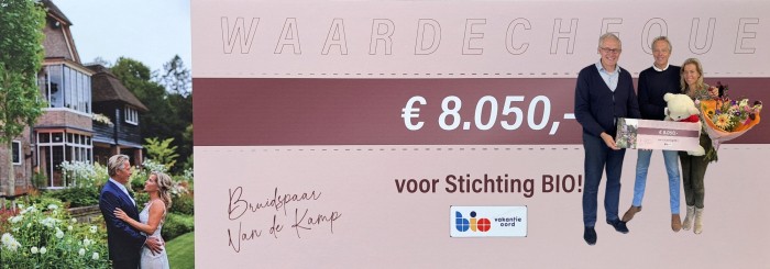 Cheque overhandiging Jan Willem van de Kamp en Marijke Jacobs